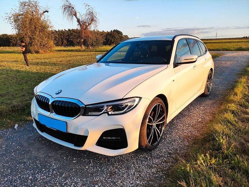 Weiß Gebraucht 2020 BMW 320 M Sport Kombi | 27.000 € (Fairer Preis) - Bild 1/4