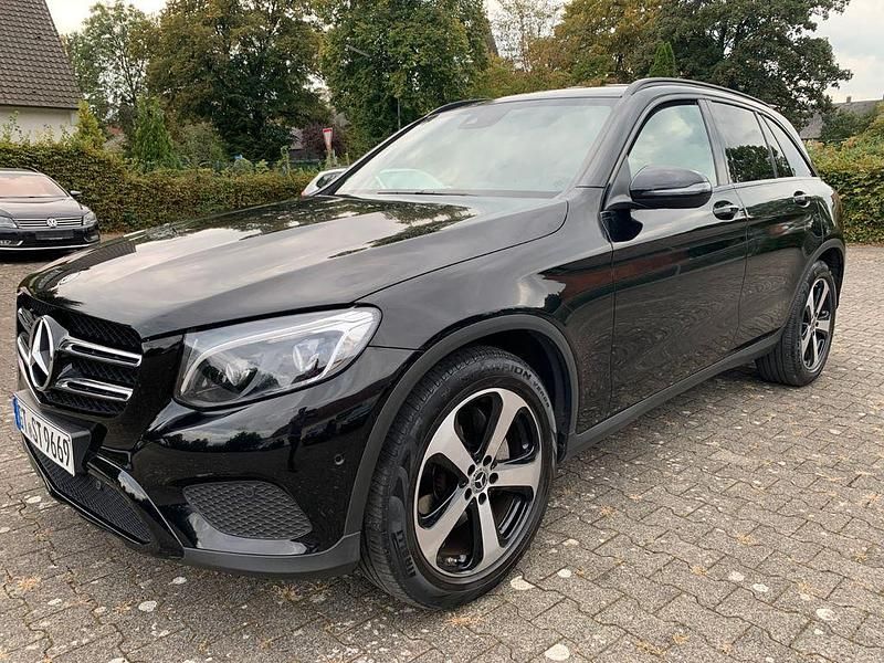 Schwarz/baltic black Gebraucht 2018 Mercedes GLC220 Night SUV | 26.990 € (Teuer) - Bild 1/4