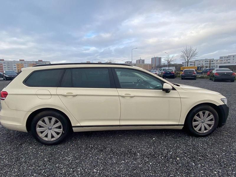 Gebraucht VW Passat Trendline 150 PS (110 kW) 2019 Gelb Kombi