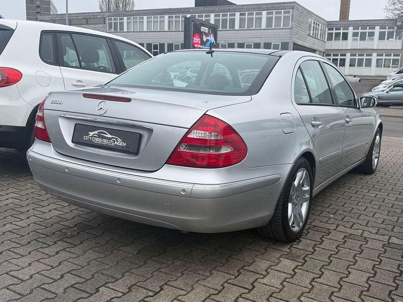Używany Mercedes E500 Elegance 306 KM (225 kW) 2005 Srebrny Sedan/Limuzyna