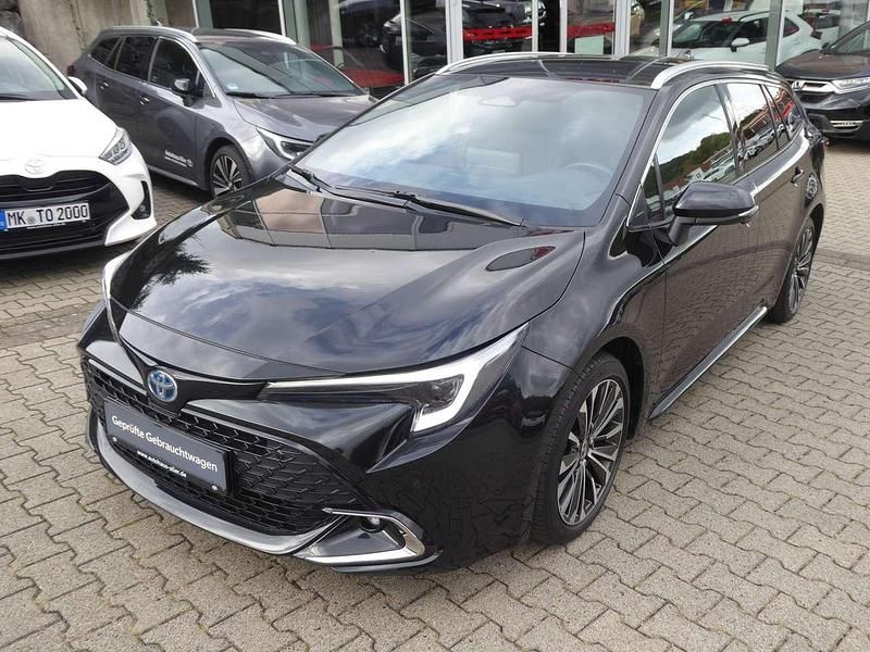 Mysticschwarz Gebraucht 2023 Toyota Corolla Team Kombi | 25.650 € (Fairer Preis) - Bild 1/4
