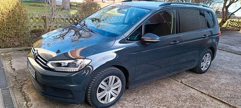 Grau Gebraucht 2019 VW Touran Comfortline Van / Kleinbus | 21.500 € (Etwas zu teuer) - Bild 1/4