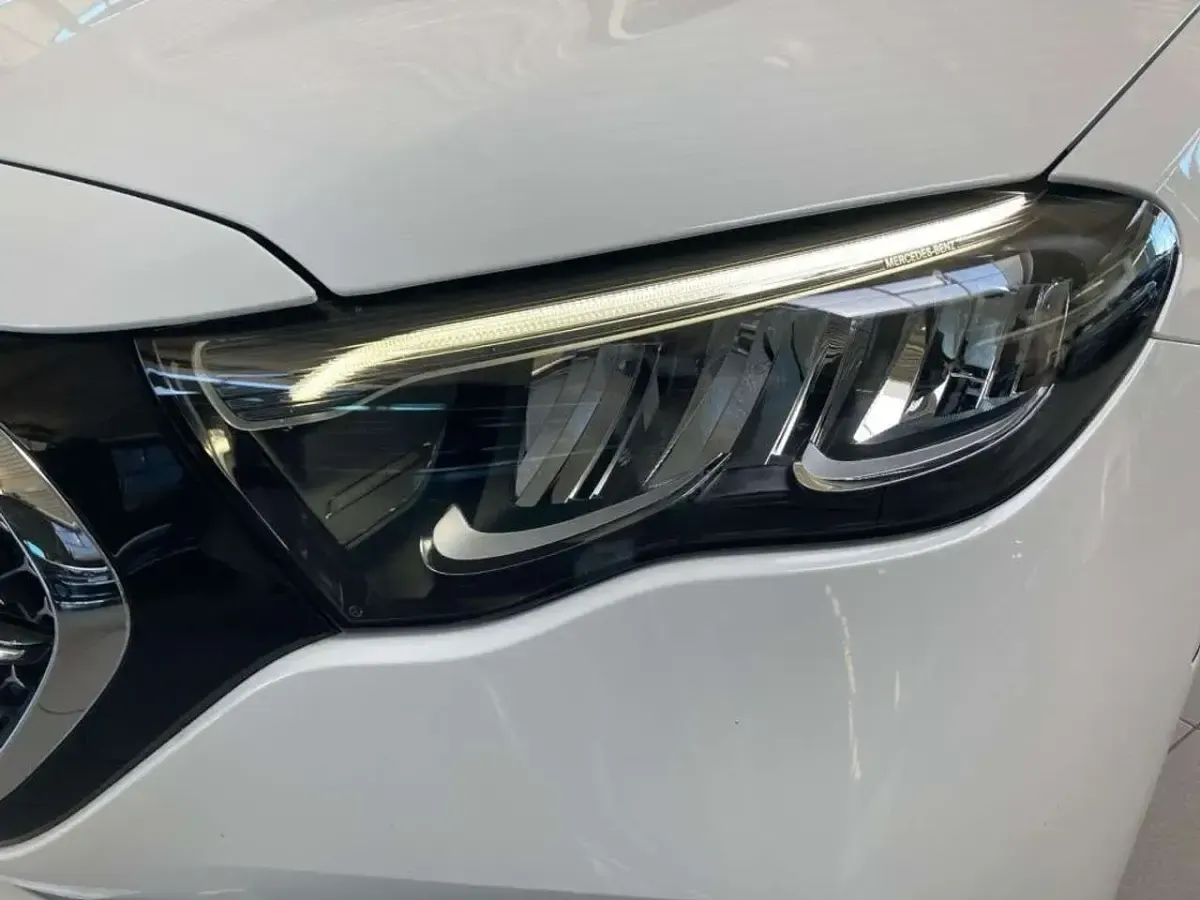 Gebraucht Mercedes E220 AMG 197 PS (144 kW) 2025 Weiß Limousine