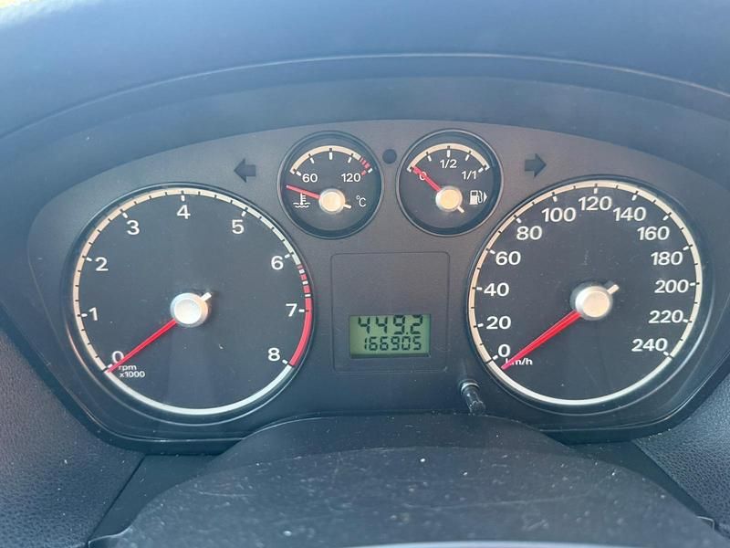 Gebraucht Ford Focus 100 PS (73 kW) 2005 Gelb Limousine