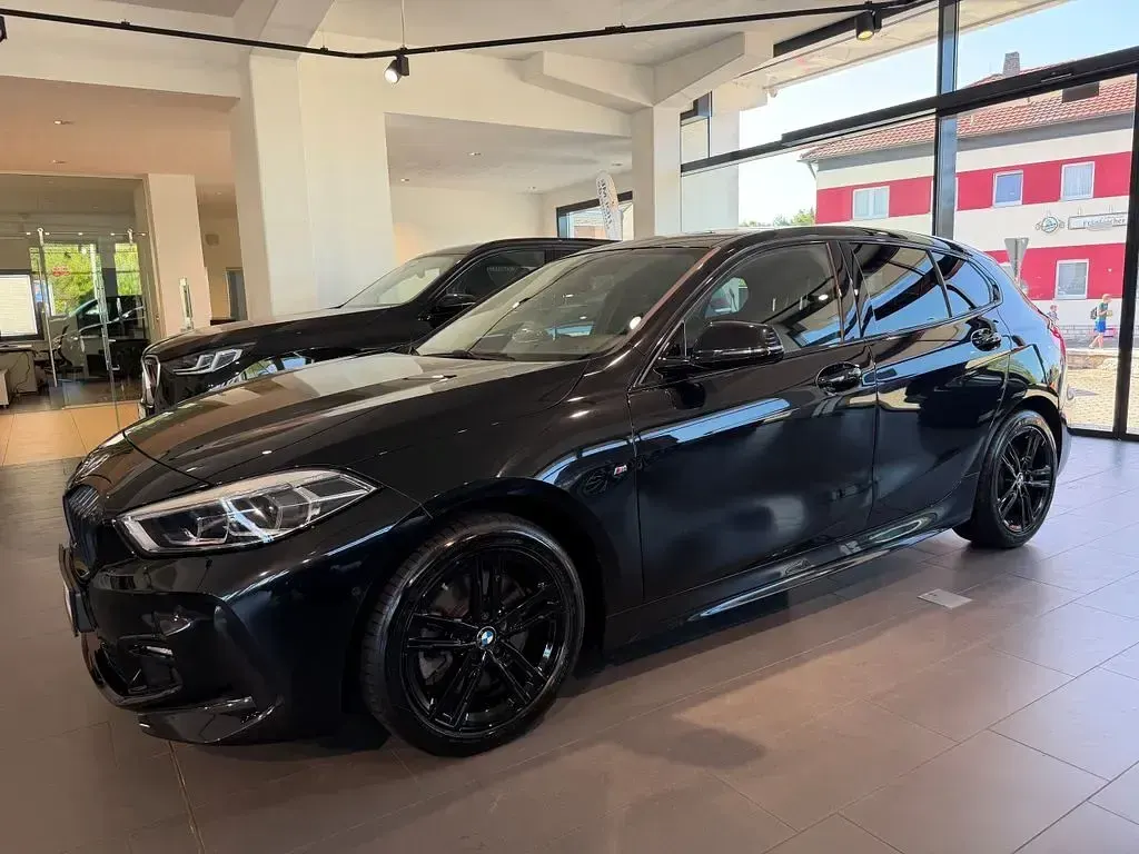 Gebraucht BMW 120 M Sport 178 PS (130 kW) 2021 Black sapphire metallic Limousine