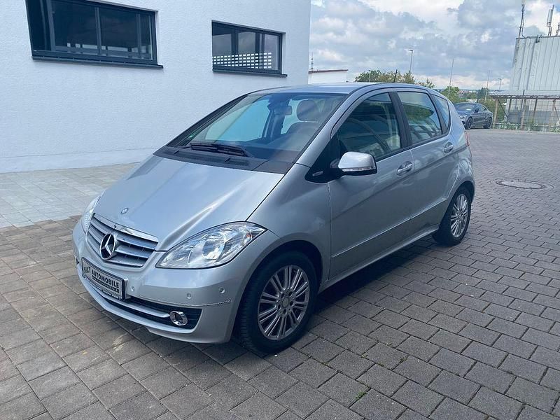 Gebraucht Mercedes A180 Elegance 116 PS (85 kW) 2011 Silber Van / Kleinbus
