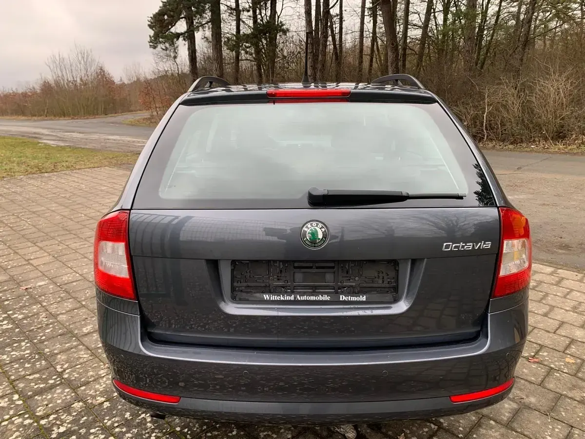 Gebraucht Skoda Octavia 105 PS (77 kW) 2011 Grau Kombi