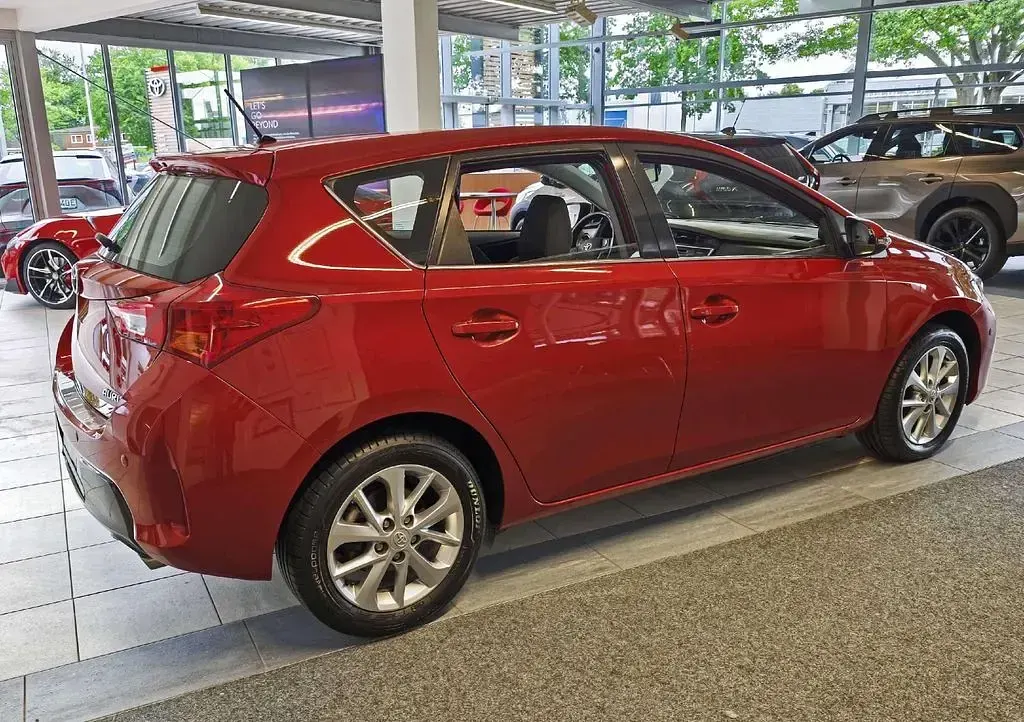 Gebraucht Toyota Auris Edition 132 PS (97 kW) 2013 Navachorot Limousine
