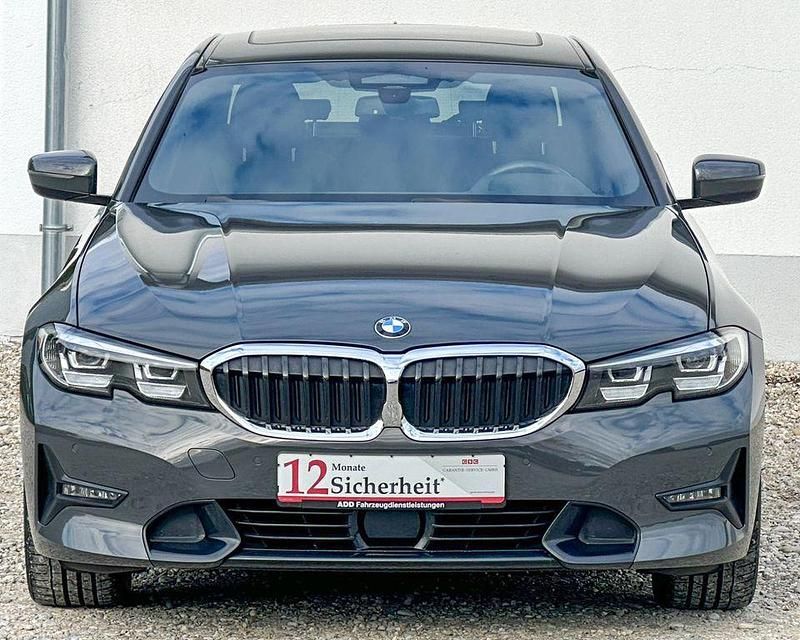 Grau Gebraucht 2020 BMW 330e Sport Line Limousine | 27.999 € (Fairer Preis) - Bild 1/4