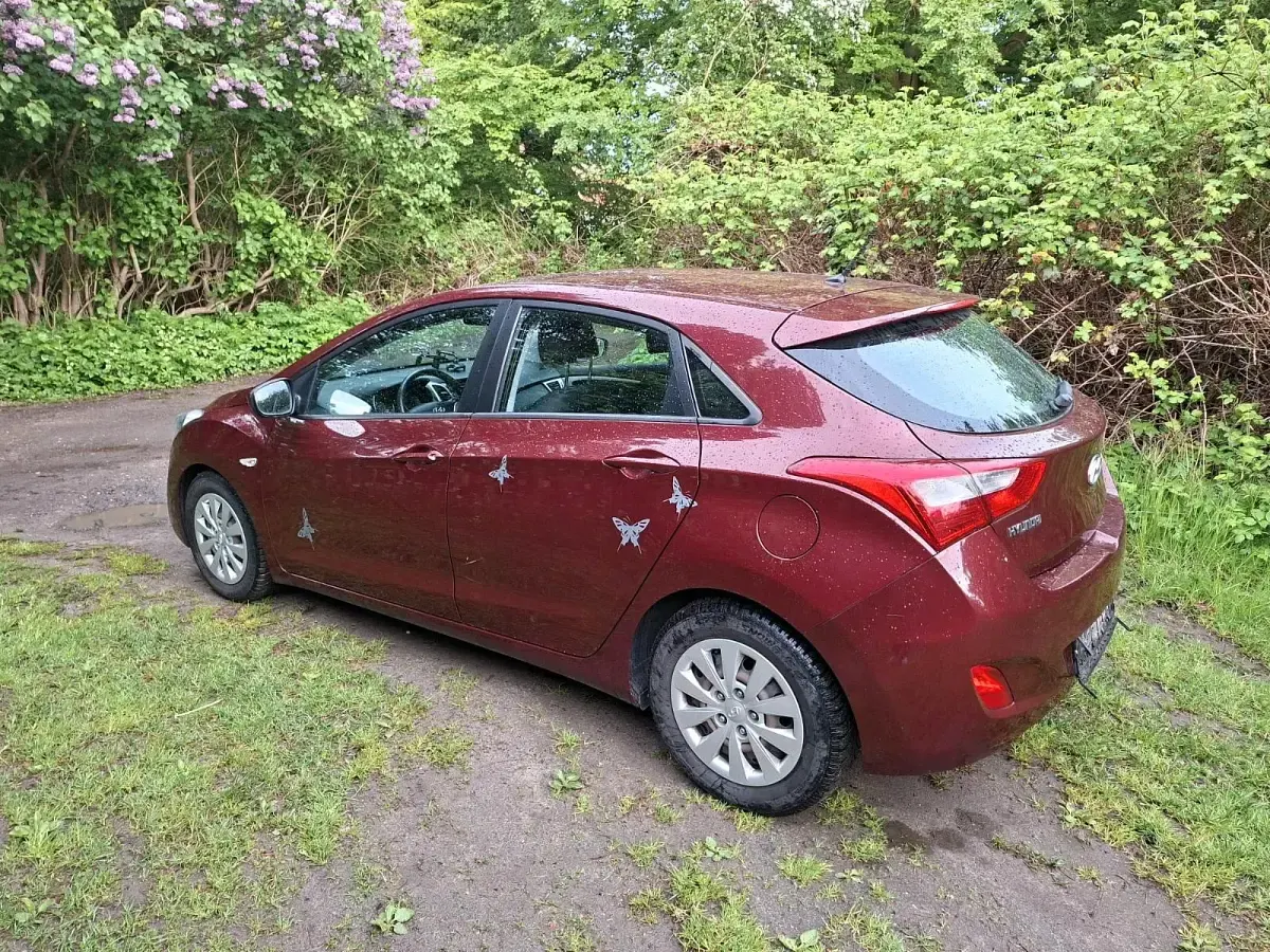 Gebraucht Hyundai i30 101 PS (74 kW) 2016 Rot Kleinwagen