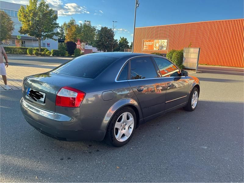 Grau Gebraucht 2003 Audi A4 Limousine | 700 € (Superpreis) - Bild 1/4