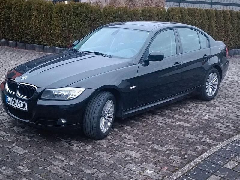 Gebraucht BMW 318 143 PS (105 kW) 2011 Schwarz Limousine