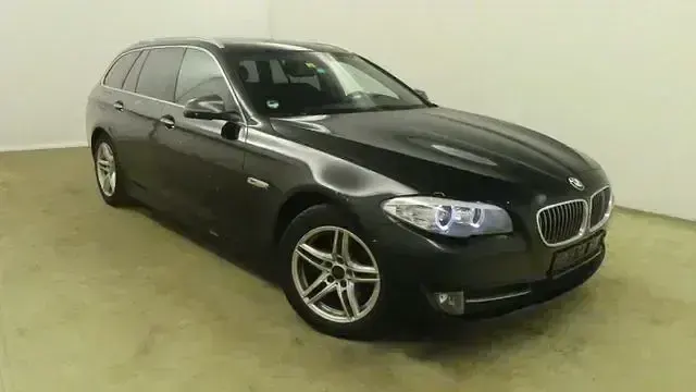 Gebraucht BMW 520 184 PS (135 kW) 2011 Black sapphire metallic Kombi