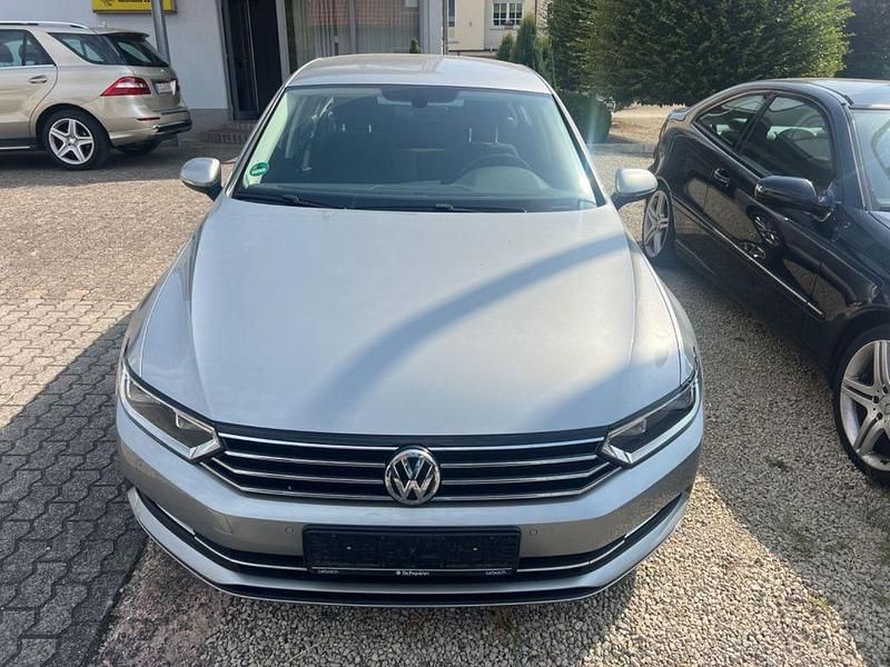 Silber Gebraucht 2016 VW Passat Comfortline Limousine | 13.199 € (Superpreis) - Bild 1/4