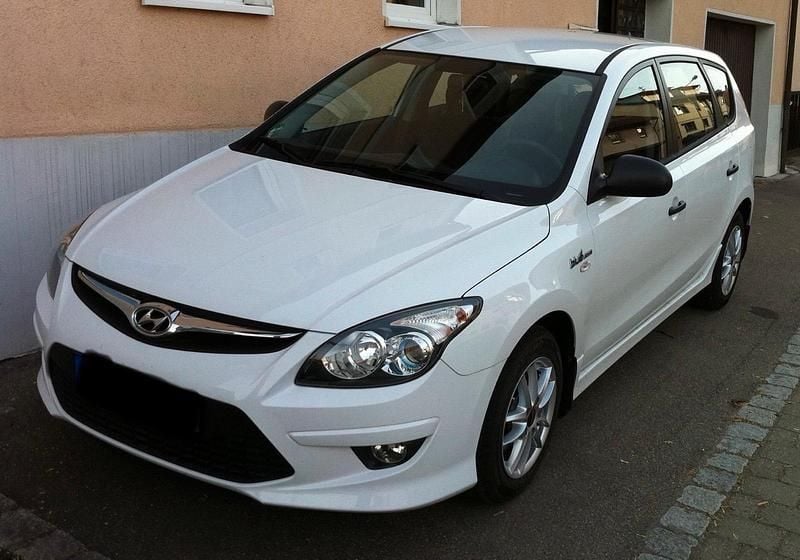 Weiß Gebraucht 2010 Hyundai i30 Kombi | 1.690 € (Superpreis) - Bild 1/4