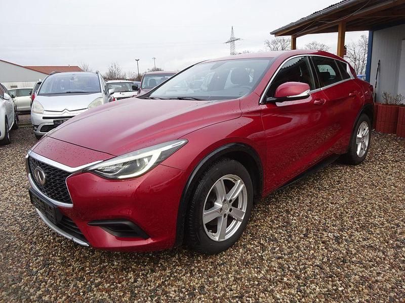 Rot Gebraucht 2017 Infiniti Q30 Limousine | 9.000 € (Fairer Preis) - Bild 1/4