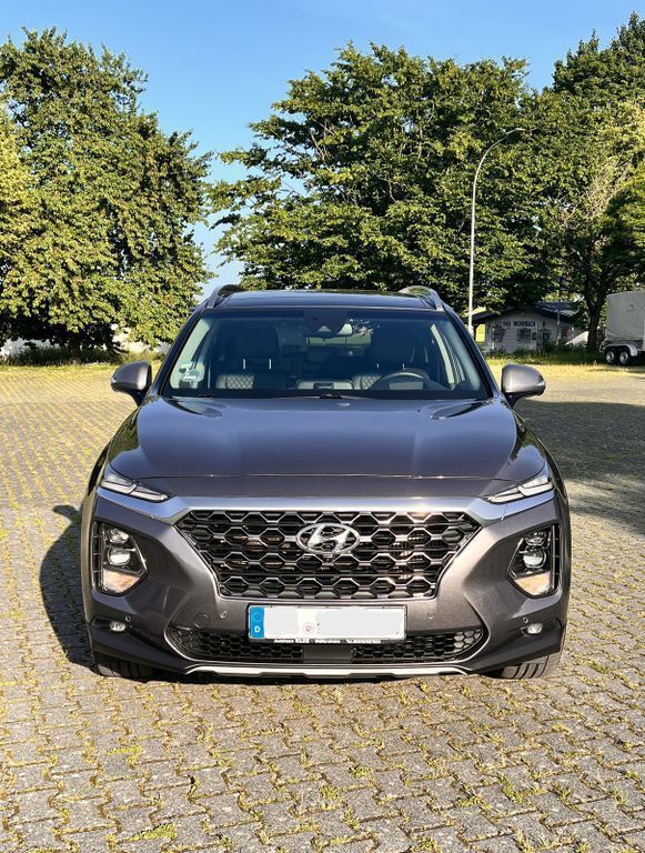 Grau Gebraucht 2019 Hyundai Santa Fe Premium SUV | 26.900 € (Etwas zu teuer) - Bild 1/4