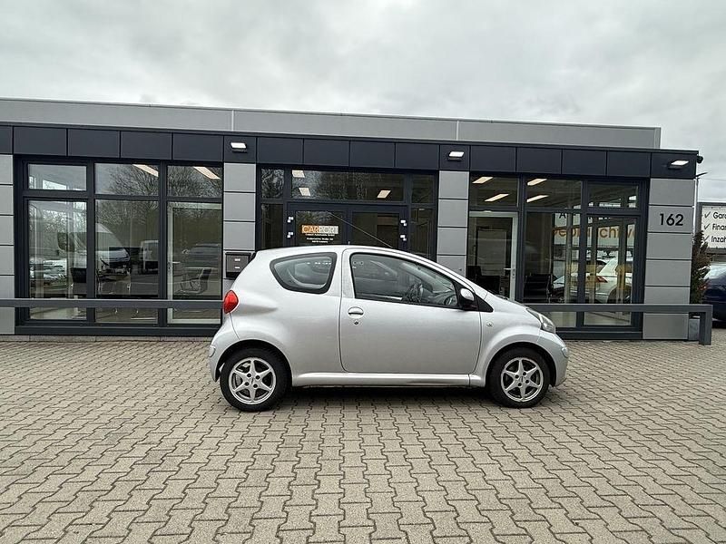 Gebraucht Toyota Aygo 68 PS (50 kW) 2006 Silber (metallic) Kleinwagen