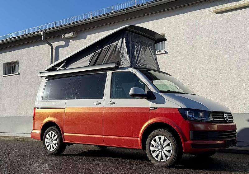 Sunsetrot/weiß foliert Gebraucht 2019 VW T6.1 California Van | 39.800 € - Bild 1/4