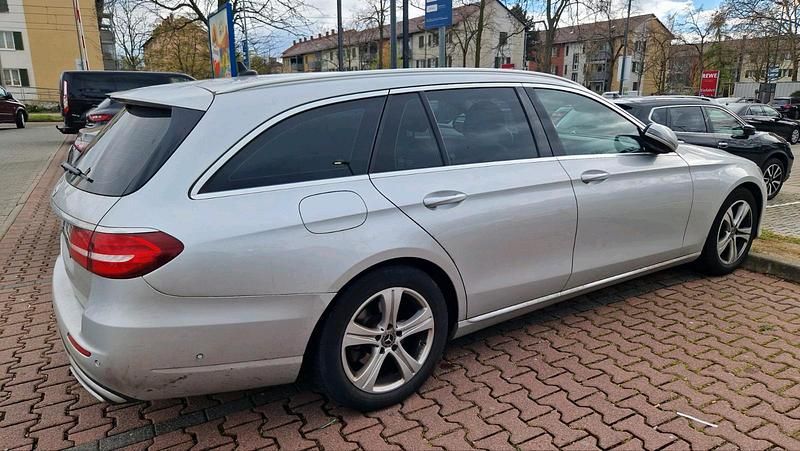 Gebraucht Mercedes E220 194 PS (142 kW) 2017 Silber Kombi