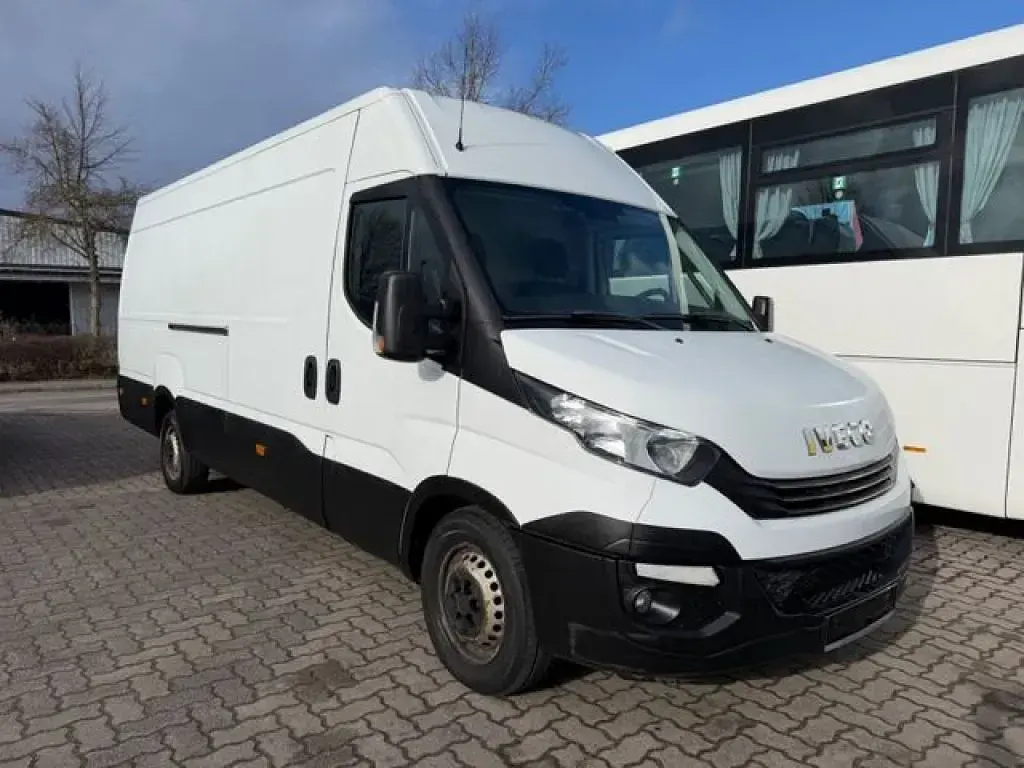 Second-hand Iveco Daily 179 CP (131 kW) 2017 Alb Van