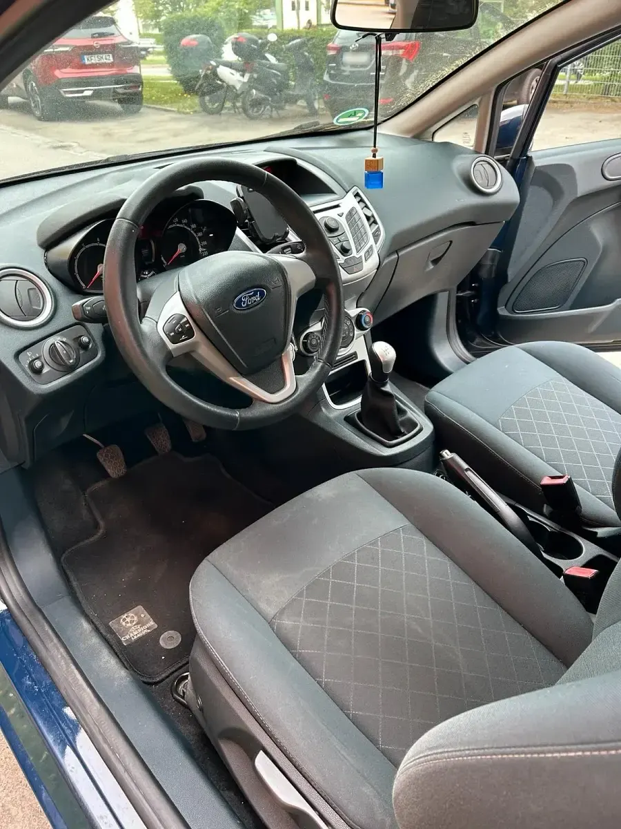 Gebraucht Ford Fiesta 68 PS (50 kW) 2012 Blau Kleinwagen