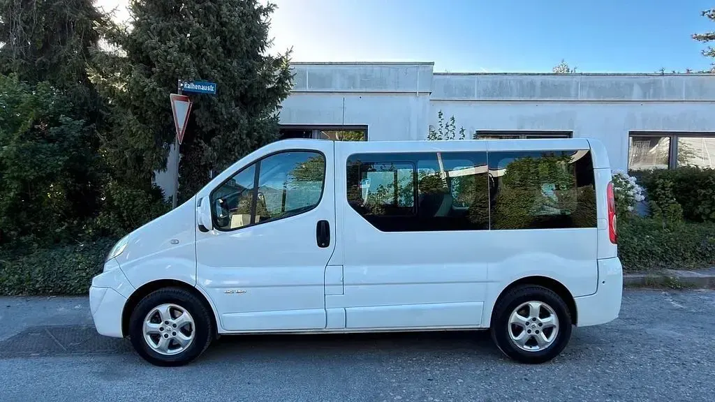 Second-hand Renault Trafic 145 CP (106 kW) 2011 Alb Monovolum
