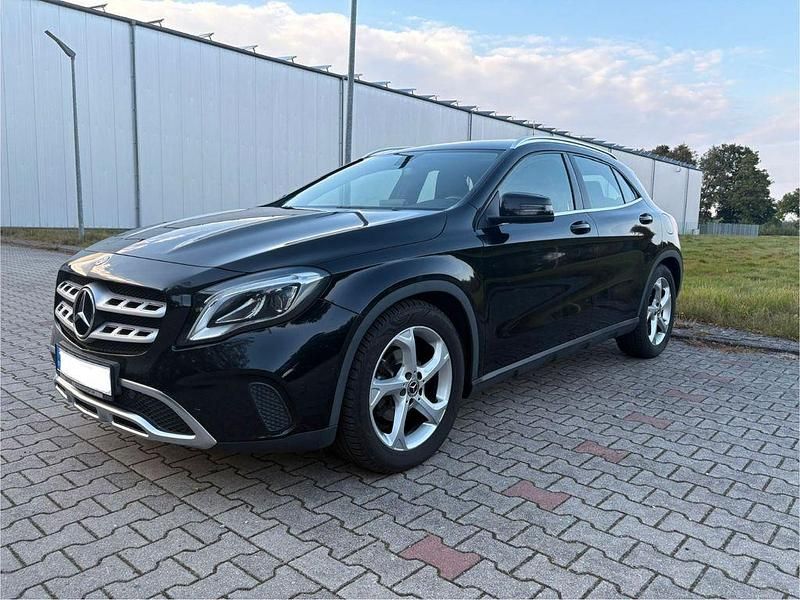 Schwarz Gebraucht 2018 Mercedes GLA180 SUV | 18.000 € (Fairer Preis) - Bild 1/4