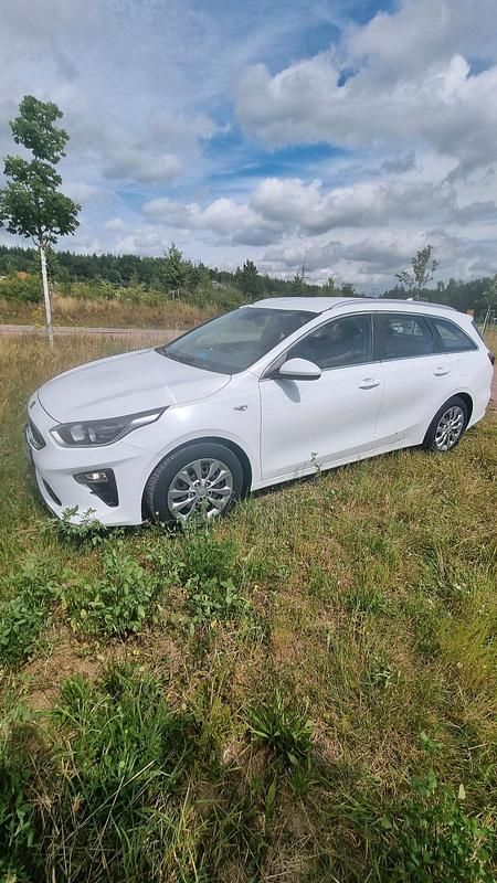 Weiß Gebraucht 2019 Kia Ceed Sportswagon Kombi | 14.500 € (Etwas zu teuer) - Bild 1/4