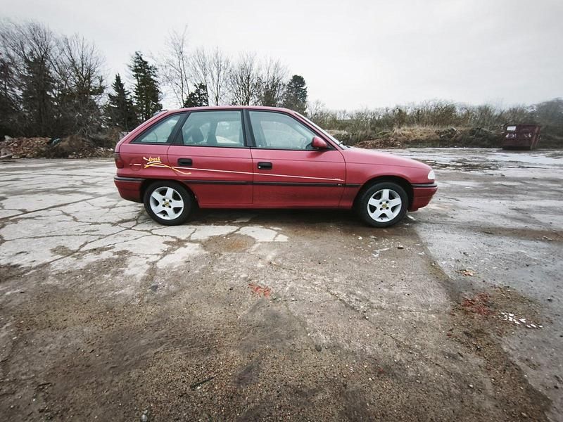 Gebraucht Opel Astra 75 PS (55 kW) 1997 Rot Limousine