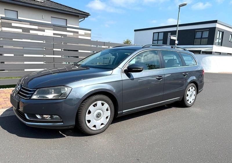 Grau Gebraucht 2012 VW Passat S Kombi | 8.990 € (Fairer Preis) - Bild 1/4