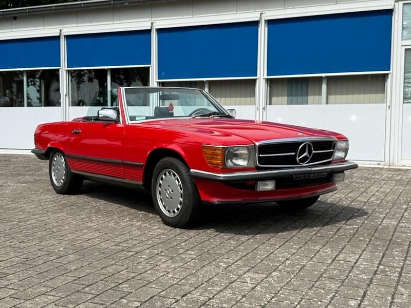 Rot Gebraucht 1985 Mercedes 560 Cabrio | 69.900 € - Bild 1/4