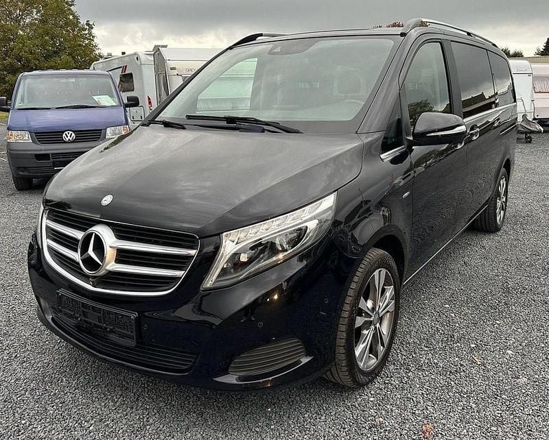 Schwarz Gebraucht 2015 Mercedes V220 Avantgarde Van / Kleinbus | 22.200 € (Guter Preis) - Bild 1/4