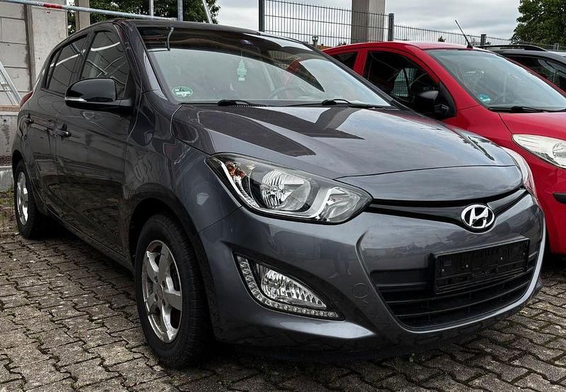 Grau Gebraucht 2014 Hyundai i20 Classic Limousine | 7.450 € (Fairer Preis) - Bild 1/4