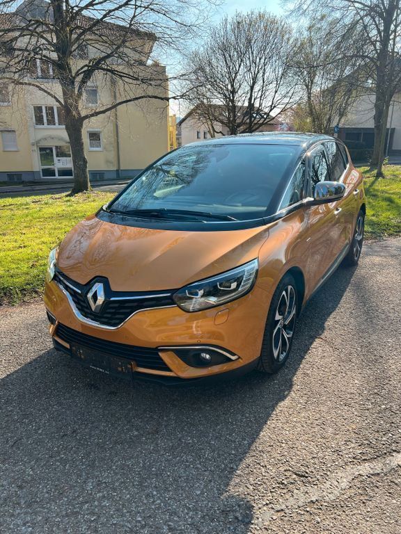 Schwarz Gebraucht 2016 Renault Scénic III Bose Edition Van / Kleinbus | 9.490 € (Teuer) - Bild 1/4