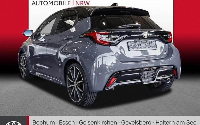 Gebraucht Toyota Yaris Hybrid Sport 131 PS (96 kW) 2025 Storm grau Kleinwagen
