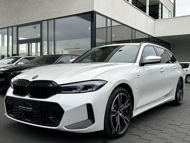 Weiß Gebraucht 2023 BMW 330e M Sport Kombi | 40.980 € (Fairer Preis) - Bild 1/4