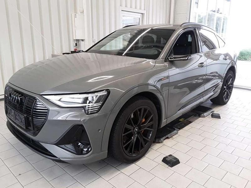 Chronosgrau metallic Gebraucht 2022 Audi e-tron Sportback Black Edition SUV | 40.925 € (Guter Preis) - Bild 1/2
