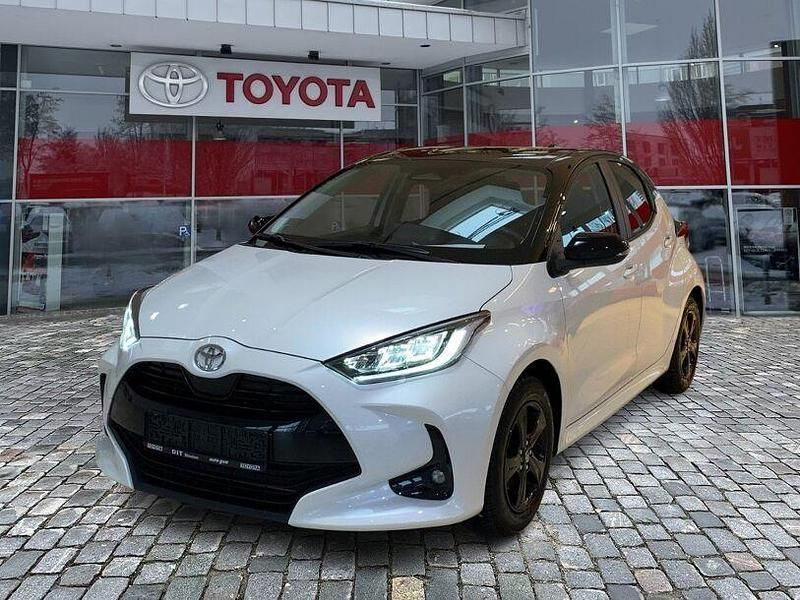 Platinum white pearl / black Gebraucht 2024 Toyota Yaris Hybrid Kleinwagen | 22.990 € (Fairer Preis) - Bild 1/4