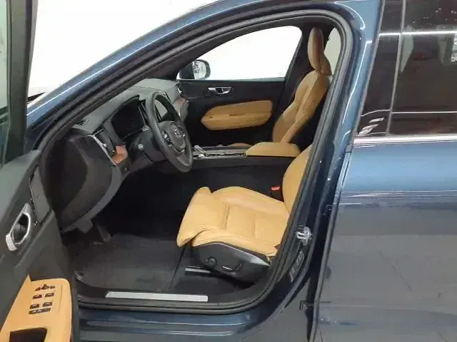Gebraucht Volvo XC60 Plus 197 PS (144 kW) 2023 Denim blue metallic SUV