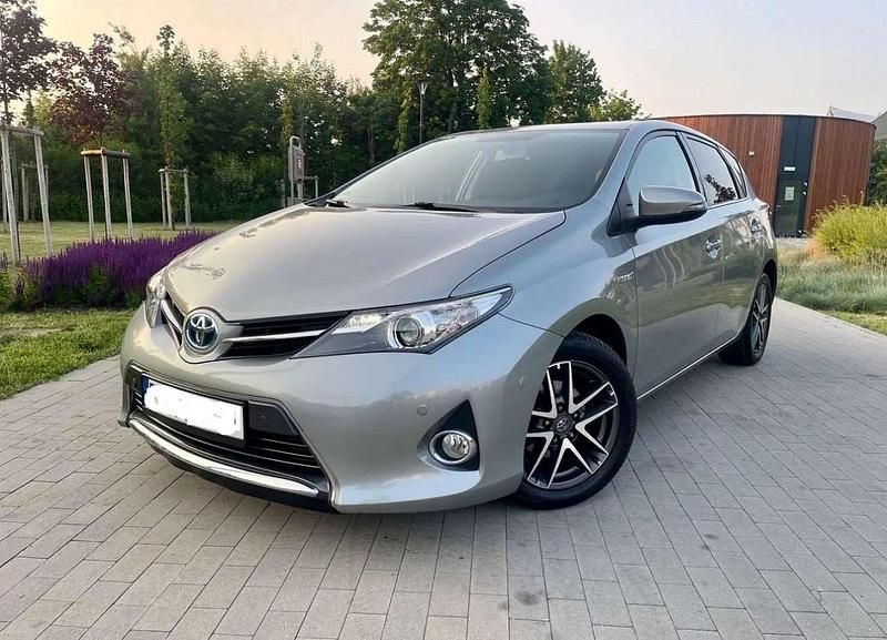 Grau Gebraucht 2012 Toyota Auris Hybrid Life Limousine | 9.199 € (Fairer Preis) - Bild 1/4
