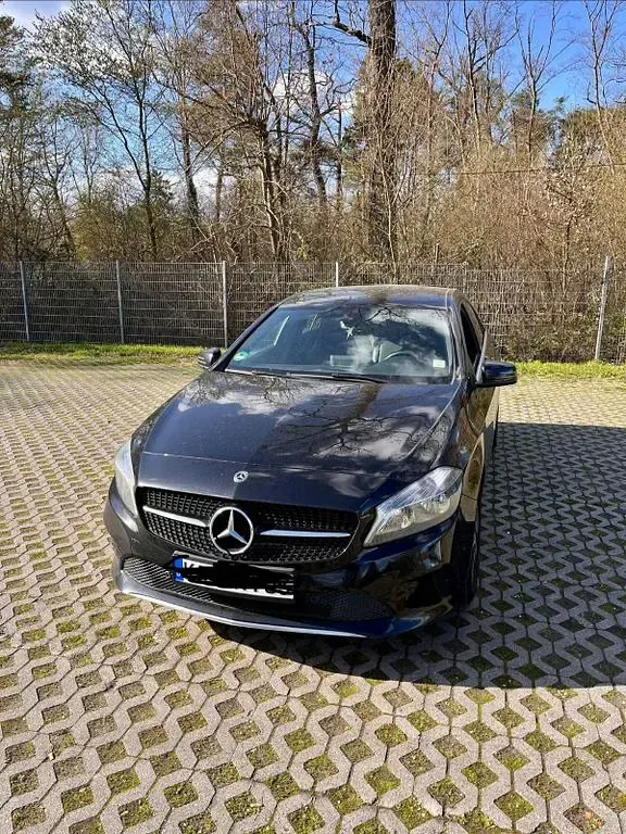 Gebraucht Mercedes A180 Style 122 PS (89 kW) 2017 Schwarz Limousine