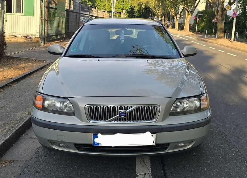 Grau Gebraucht 2001 Volvo V70 Kombi | 990 € (Fairer Preis) - Bild 1/4