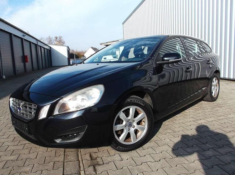Gebraucht Volvo V60 Momentum 150 PS (110 kW) 2012 Schwarzmetallic. Kombi