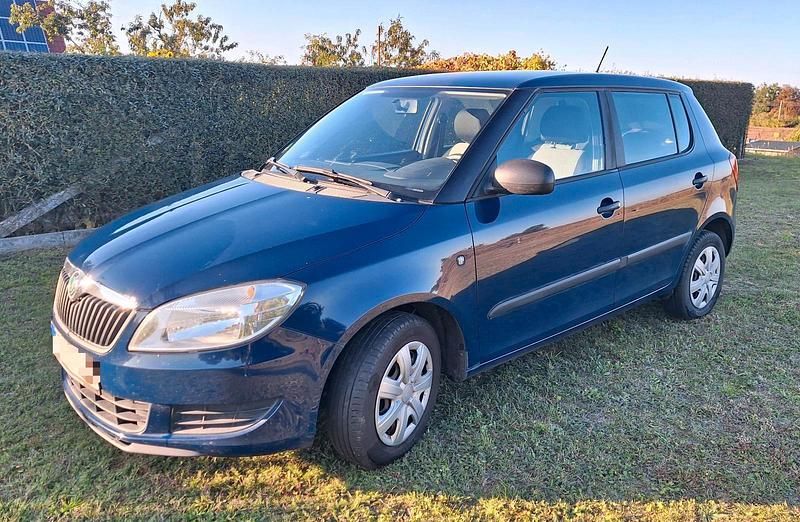 Gebraucht Skoda Fabia 60 PS (44 kW) 2012 Blau Limousine