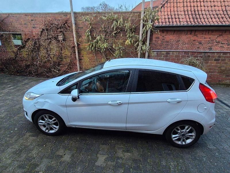 Weiß Gebraucht 2016 Ford Fiesta Titanium Limousine | 3.950 € (Superpreis) - Bild 1/4