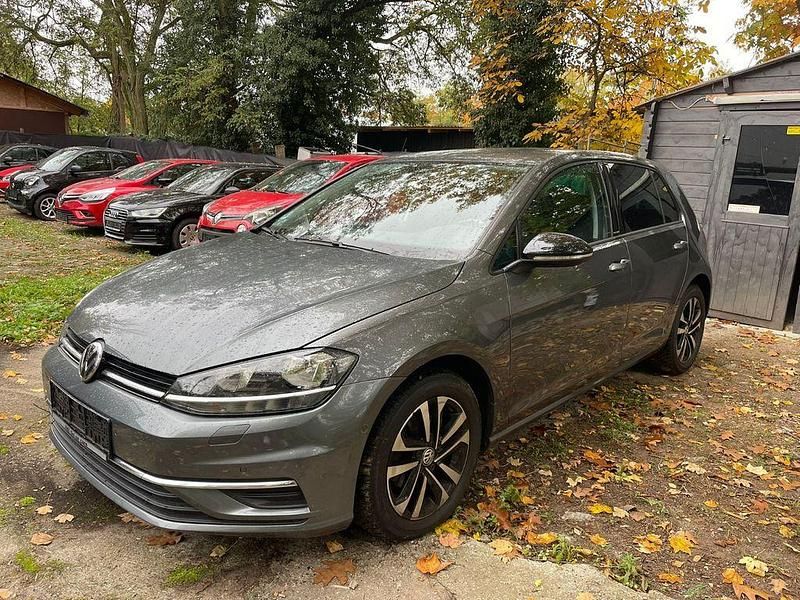 Grau Gebraucht 2020 VW Golf VII IQ Drive Limousine | 16.480 € (Fairer Preis) - Bild 1/4