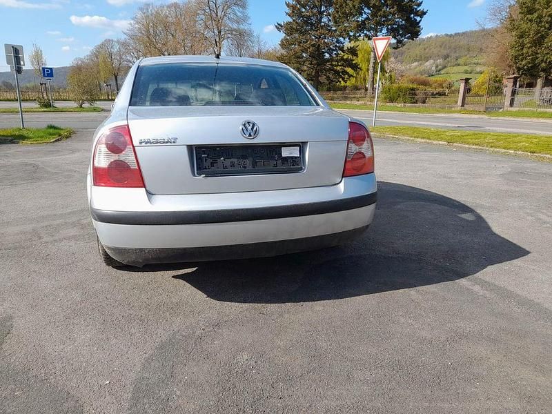 Używany VW Passat Basis 102 KM (75 kW) 2001 Srebrny Sedan/Limuzyna
