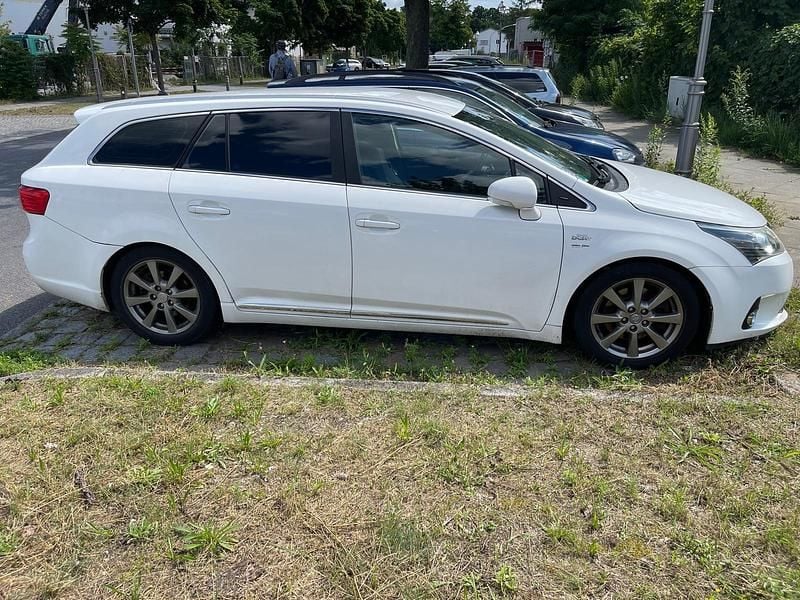 Gebraucht Toyota Avensis 150 PS (110 kW) 2012 Weiß Kombi