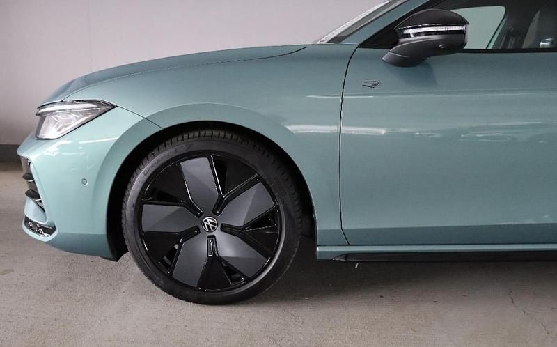 Gebraucht VW Passat R-line 150 PS (110 kW) 2025 Grün Kombi